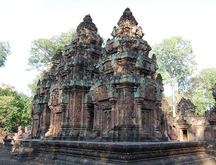 Бантей Срей - жемчужина кхмерской архитектуры построен из розового песчаника