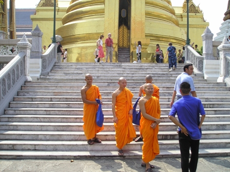 Тайские монахи