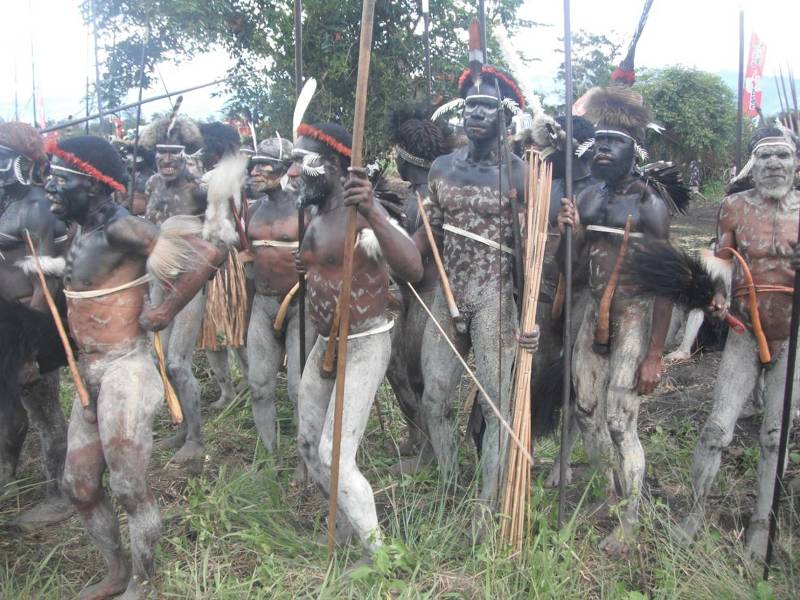 Горные папуасы племени дани на ежегодном фестивале